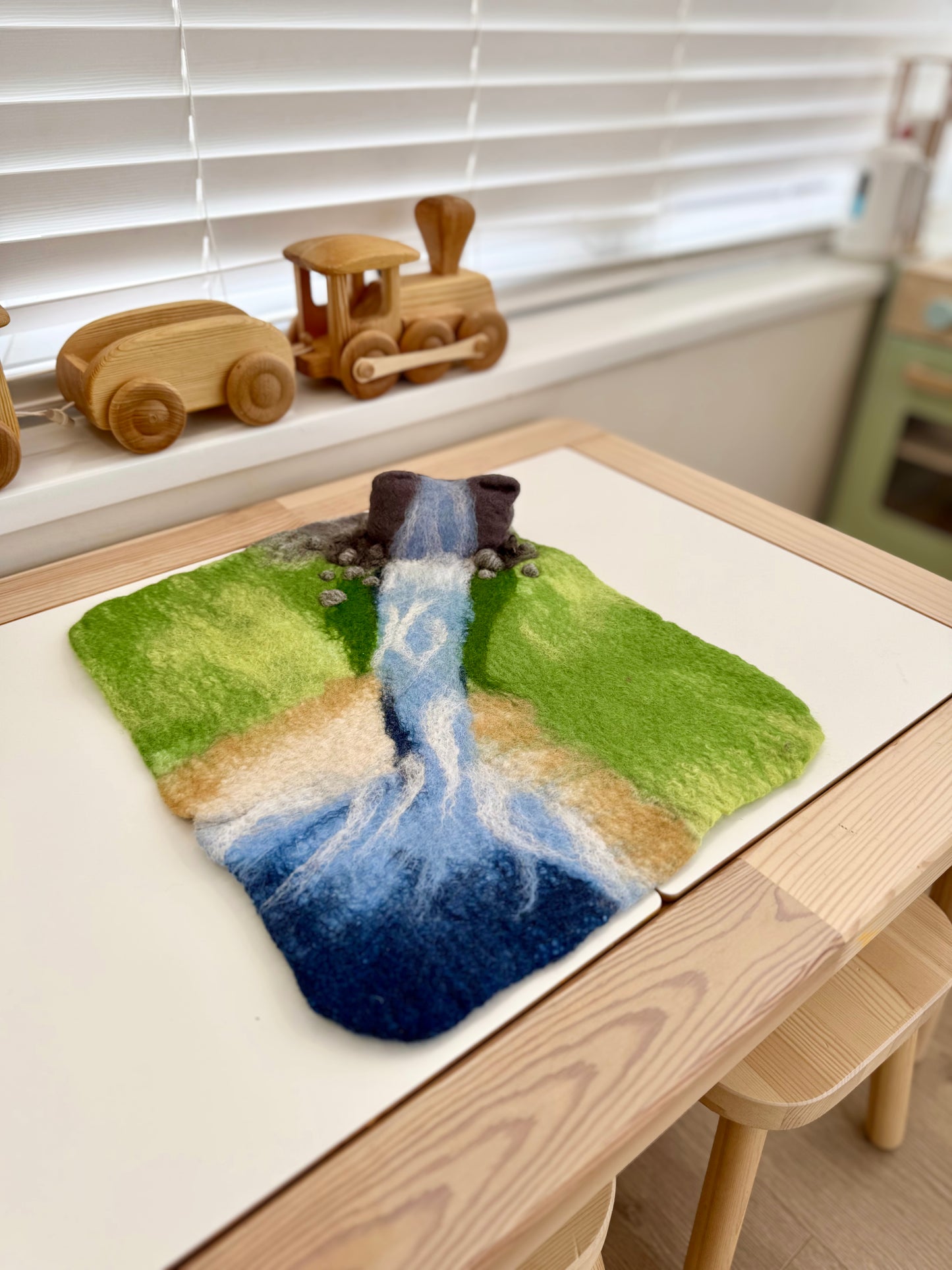 Medium 3d waterfall felt play mat