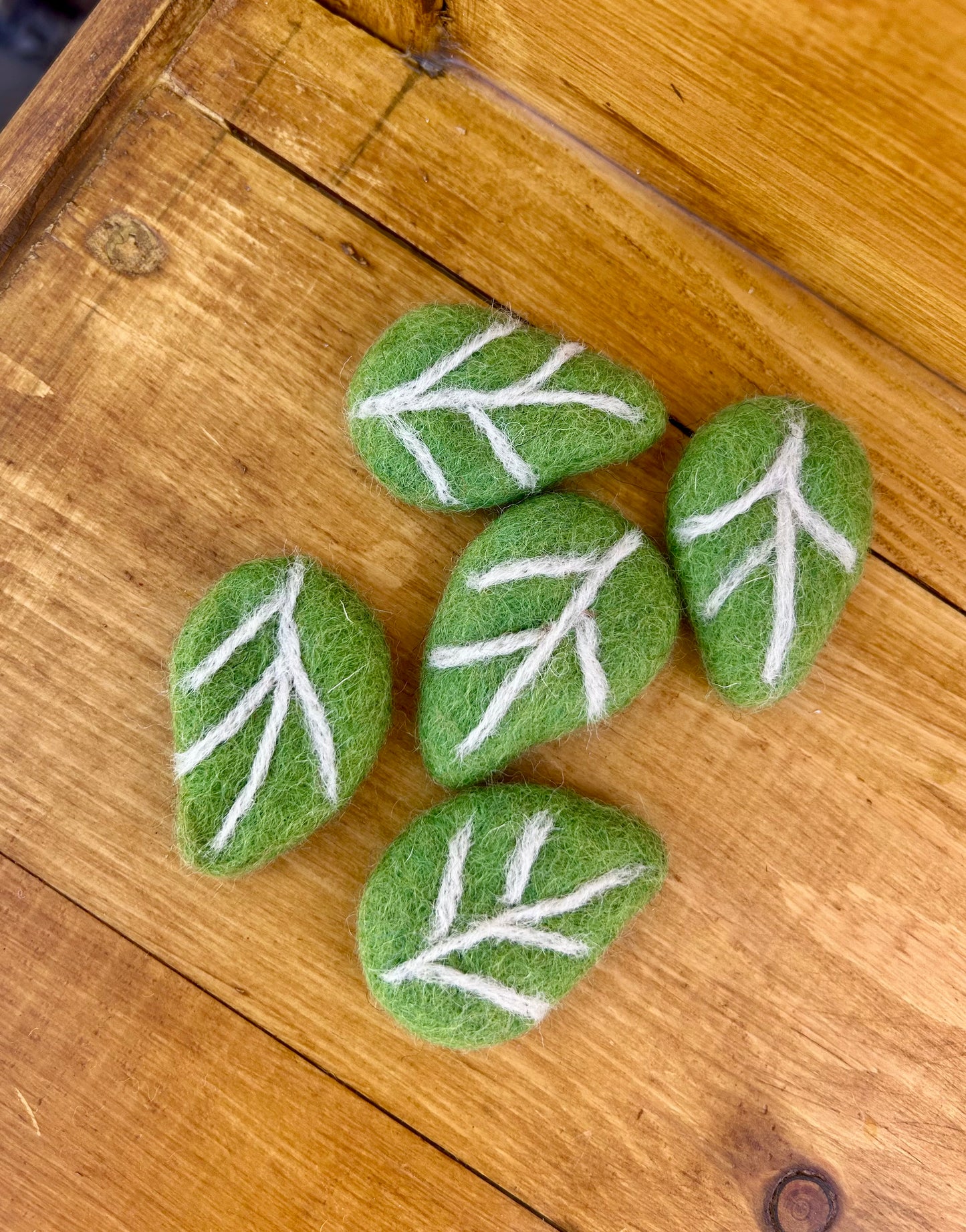 Felt loose part leaves