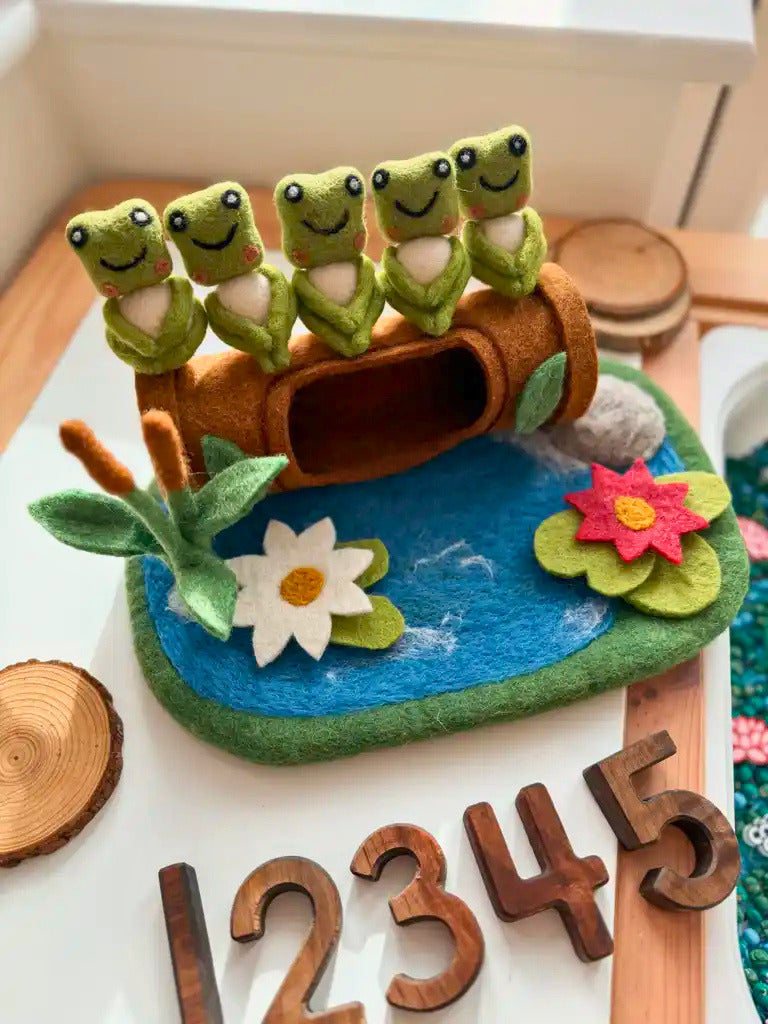 5 speckled frog felt play set