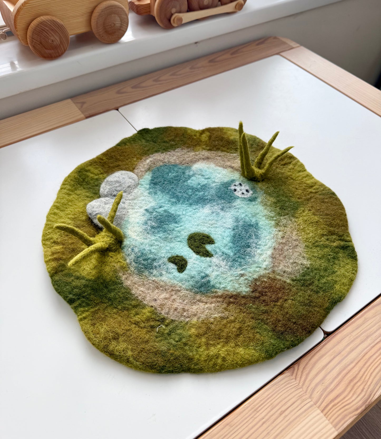 The pond medium play mat