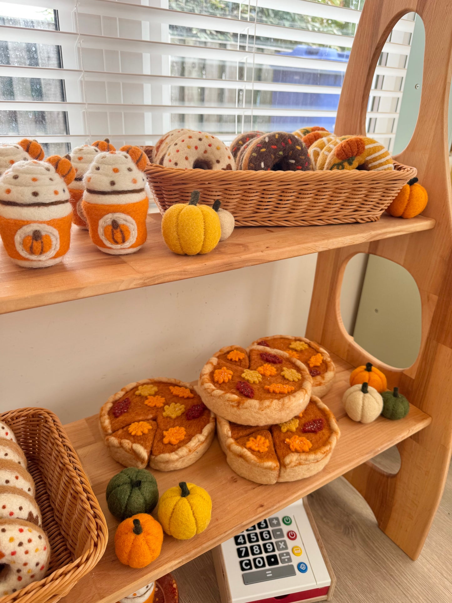 Felt pumpkin pie play set
