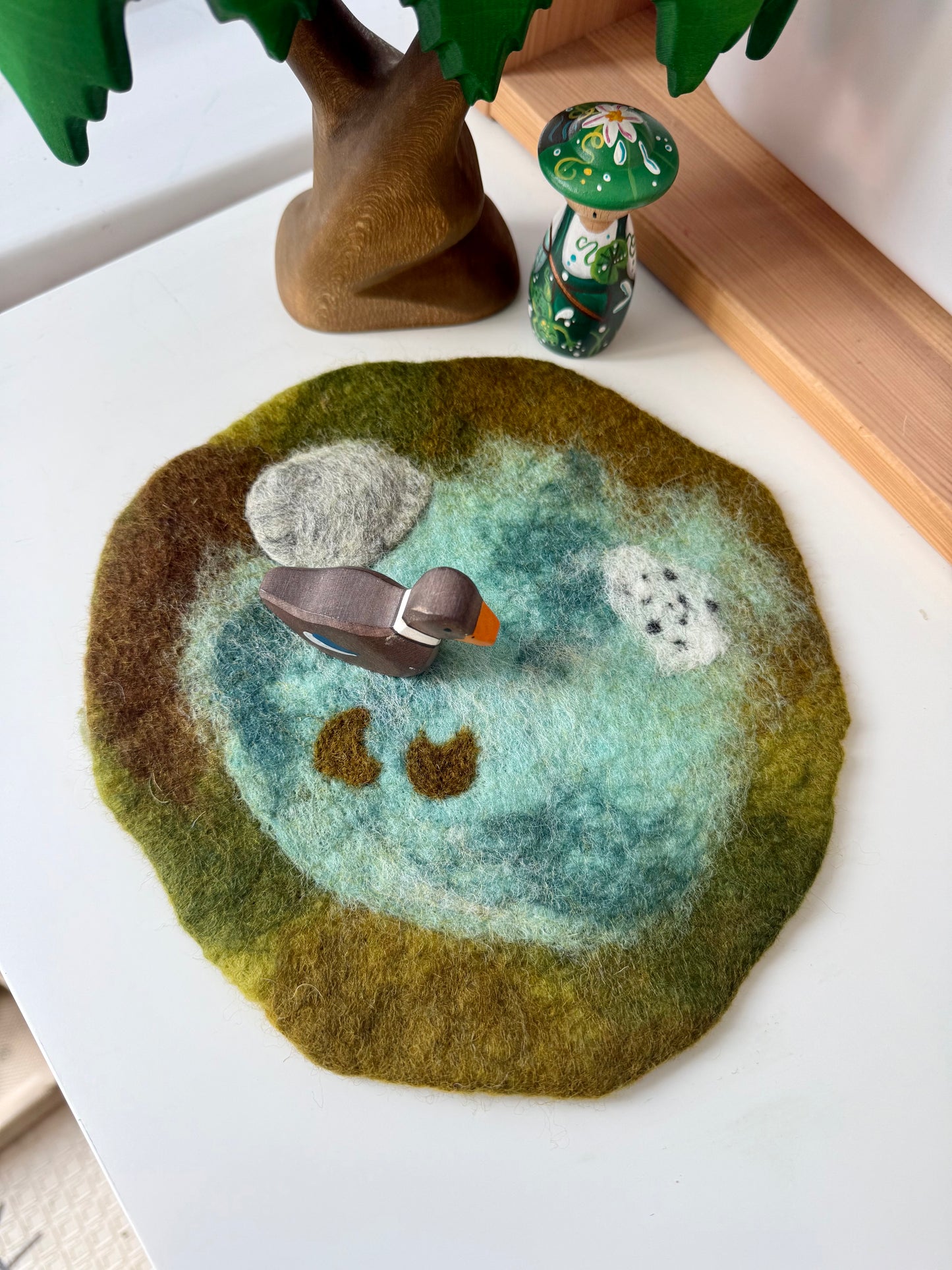 Felt mini pond play mat